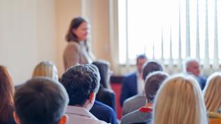 Conférence animée par une femme